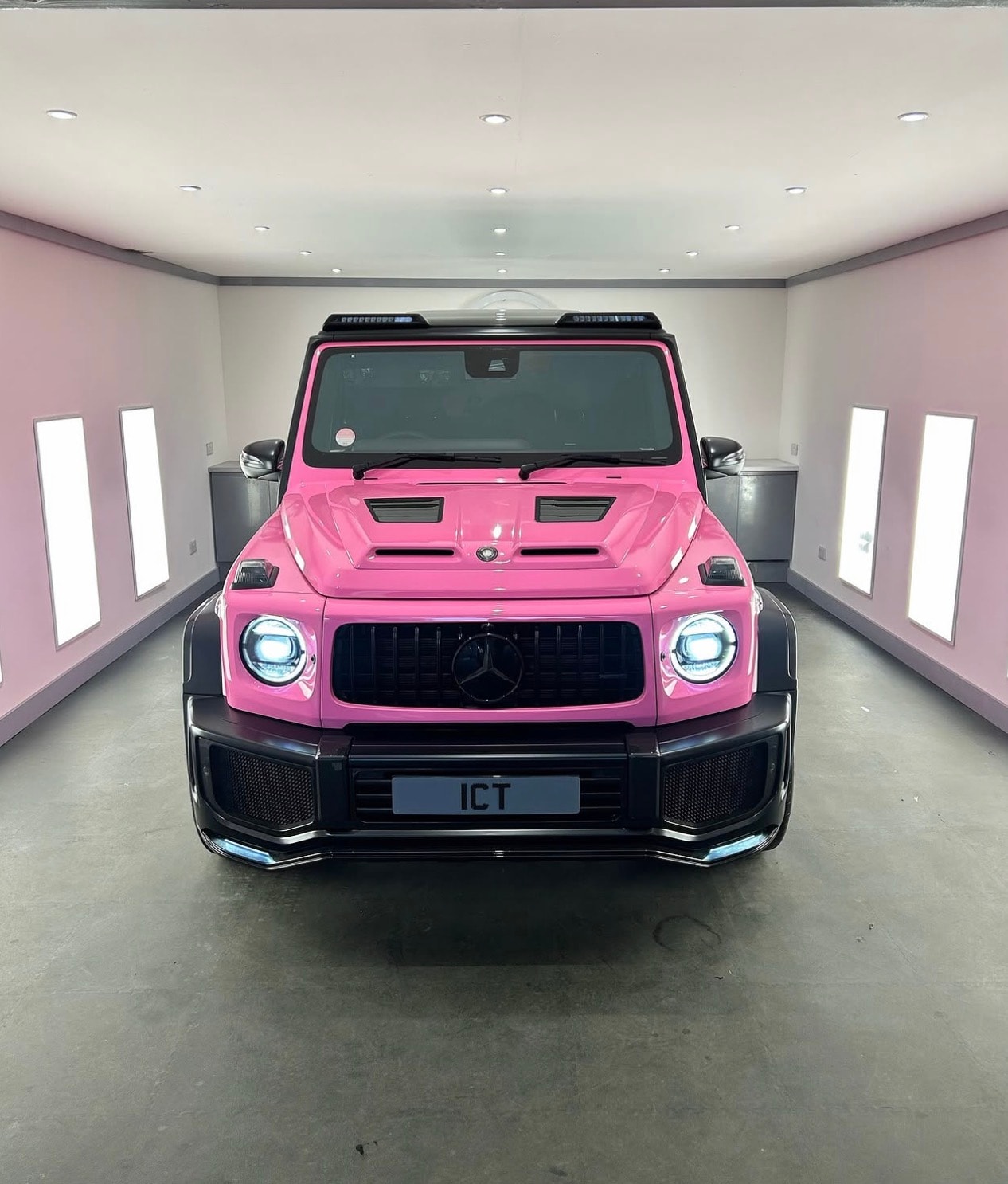 Mercedes G-Wagon, Satin Hot Pink
